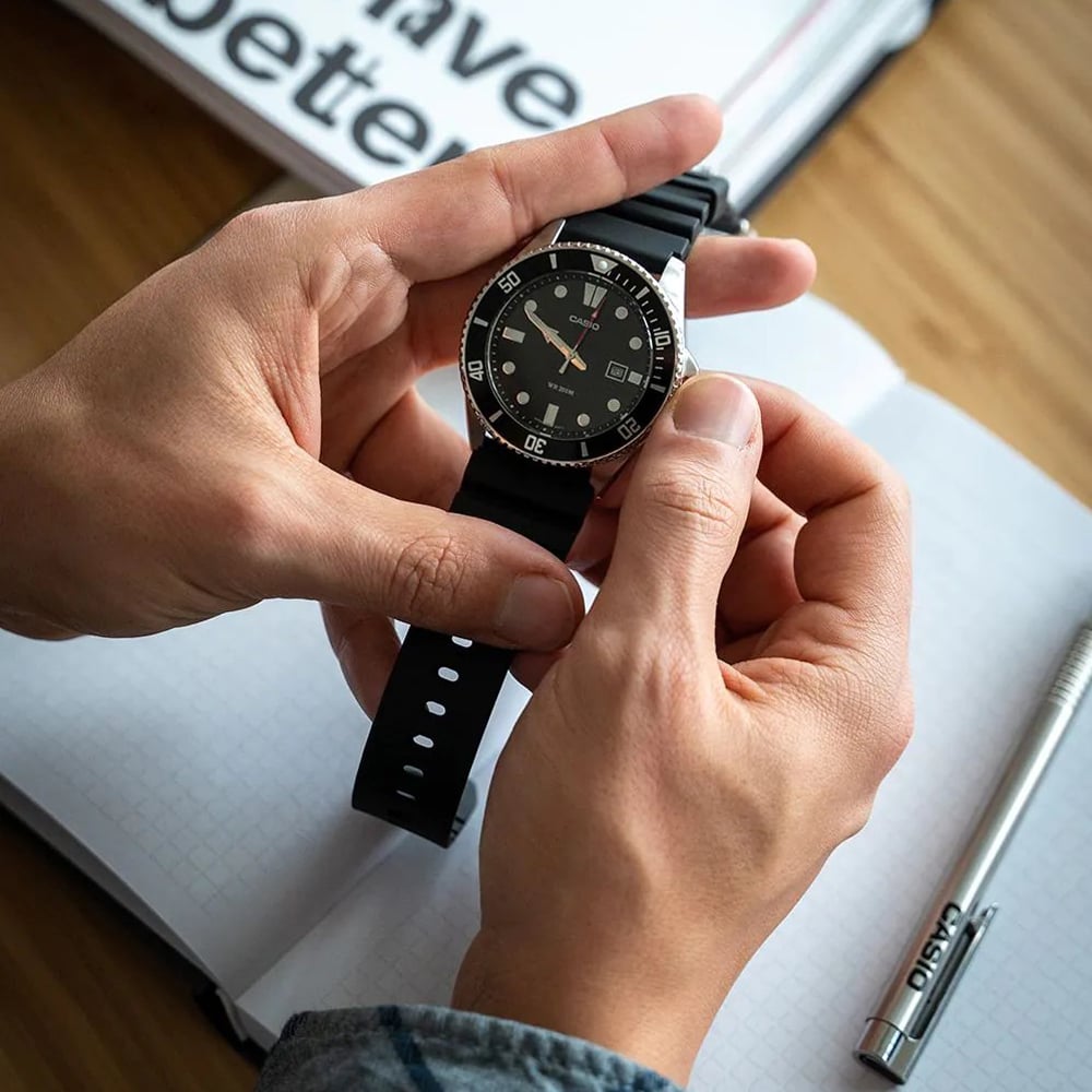 Casio Mens Diver Black Rubber Strap Watch MDV-107-1A1VEF