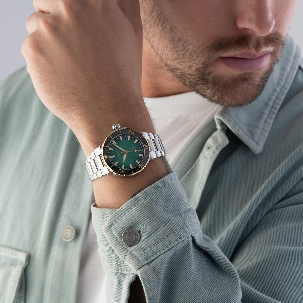 Oris Mens Aquis Date Calibre 400 Green Dial Watch 01 400 7769 6357-07 8 22 09PEB